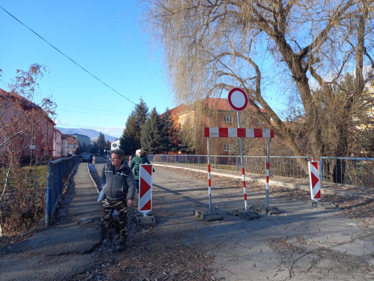 V Hnúšti v okrese Rimavská Sobota museli úplne uzatvoriť jeden z mostov pre havarijný stav. Foto: Mário Kaprálik