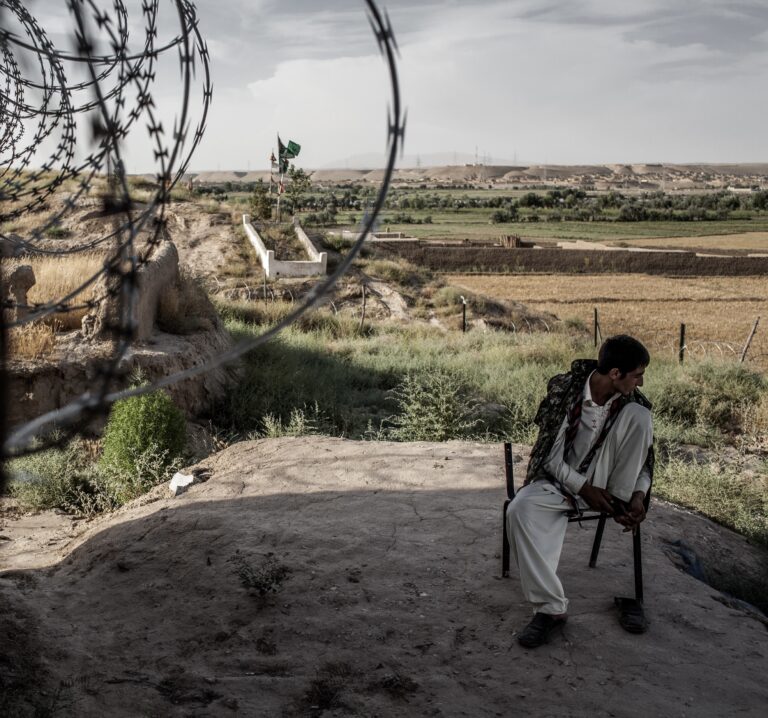 Člen afganskej miestnej polície, milície vytvorenej na boj proti Talibanu, pred základňou jednotky na kopci v roku 2012 v Taloqe, provincia Kunduz, Afganistan. Foto: Bryan Denton/New York Times