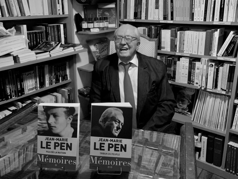 Jean-Marie Le Pen na prezentácii svojich memoárov v roku 2029. Zdroj: Wikipedia