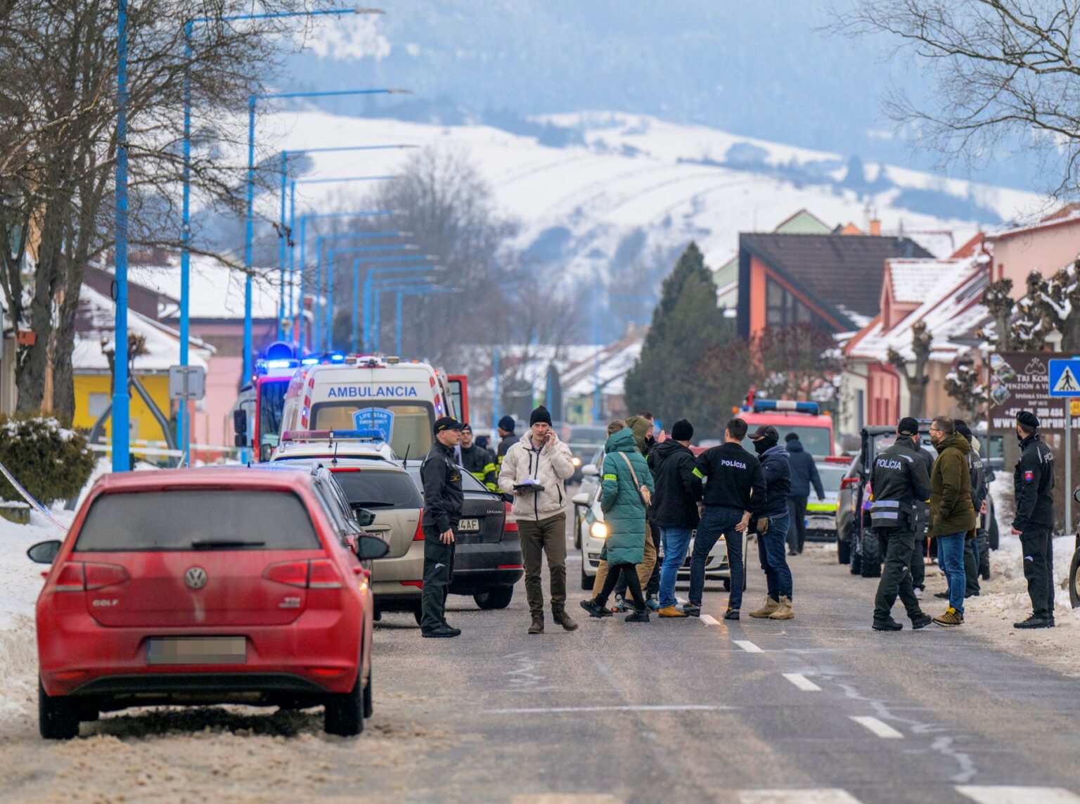 Príslušníci záchranných zložiek zasahujú v Spišskej Starej Vsi, kde útočil nožom 18-ročný študent.
Foto: Veronika Mihaliková/TASR