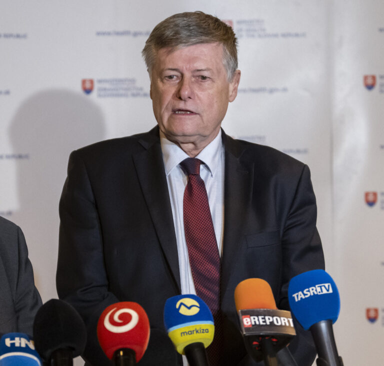 Platy zdravotníkov sa od januára zvýšia, odbory však majú výhrady