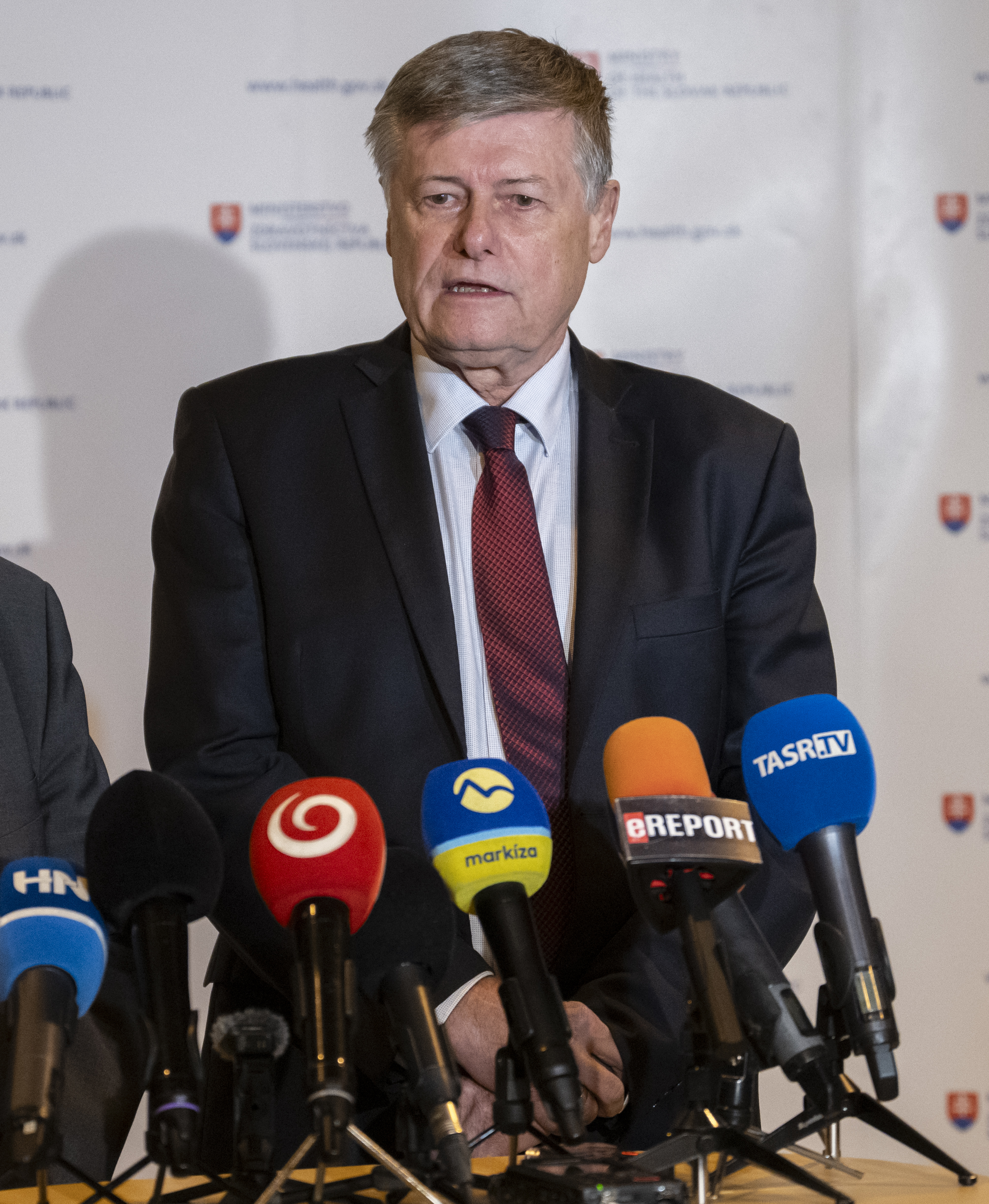 Platy zdravotníkov sa od januára zvýšia, odbory však majú výhrady