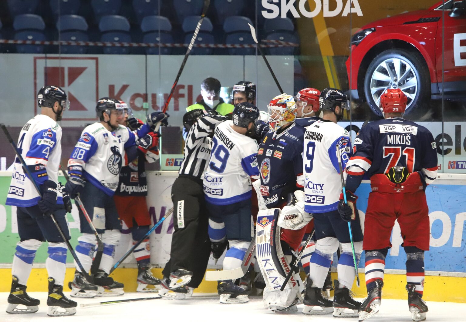 Hromadná bitka v zápase medzi mužstvami Zvolena a Popradu. Foto: TASR/Ján Krošlák