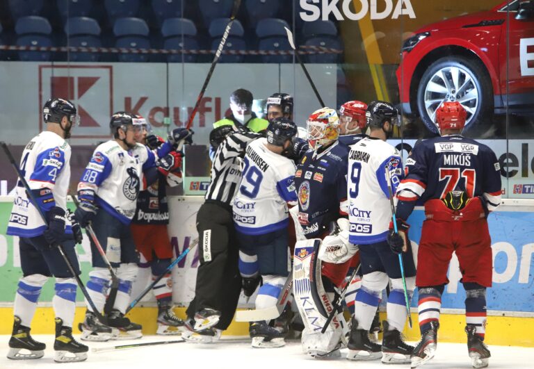 Hromadná bitka v zápase medzi mužstvami Zvolena a Popradu. Foto: TASR/Ján Krošlák
