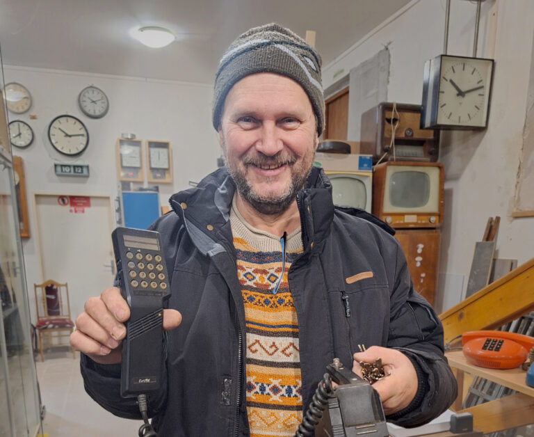 Prvý mobilný telefón. Foto: redakcia