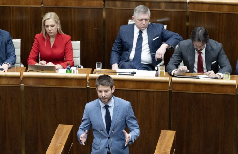 Prieskum: Progresívne Slovensko vedie, Smer a Hlas oslabujú