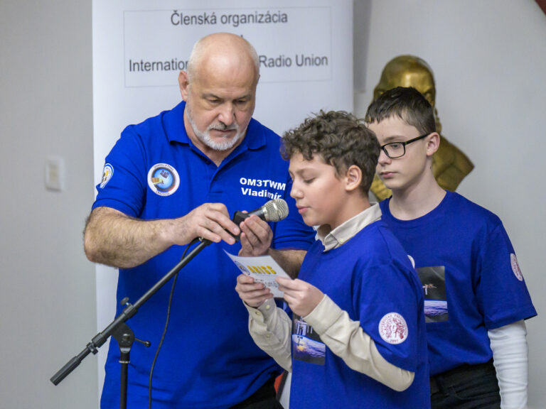 Chlapec sa pýta otázku počas nadviazania rádiového kontaktu s členkou posádky Medzinárodnej vesmírnej stanice (ISS) Sunitte Williams. Foto: TASR Veronika Miháliková