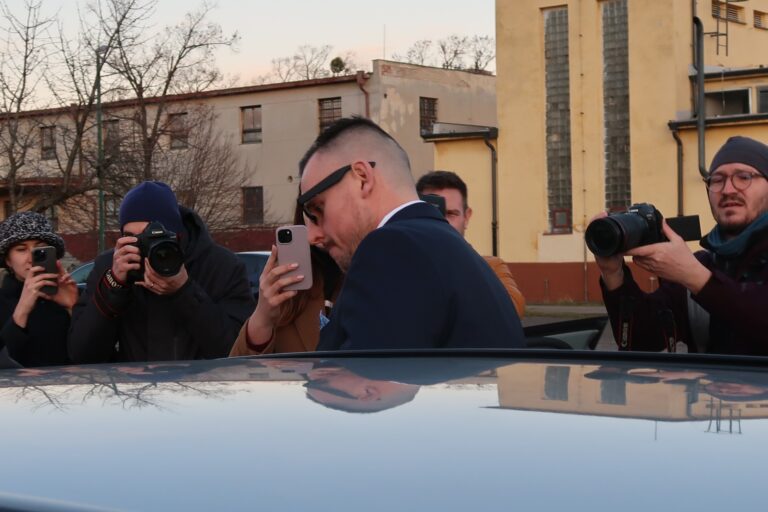 Na snímke trestne stíhaný Daniel Bombic (uprostred) nasadá do auta pred budovou Špecializovaného trestného súdu (ŠTS) v Pezinku v stredu 29. januára 2025. Foto: Ondrej Hercegh/TASR