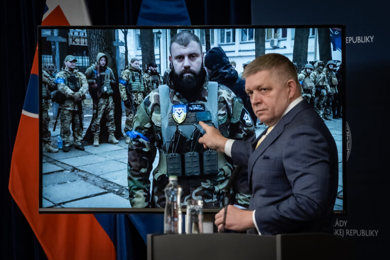 Robert Fico ukazuje na fotografiu veliteľa Gruzínskej národnej légie Mamuka Mamulašviliho. Foto: Úrad vlády SR/TASR