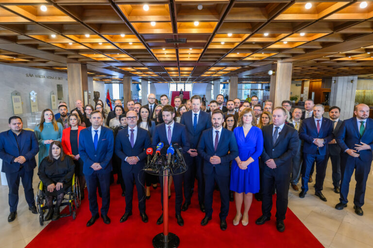 Opozícia odovzdala podpisy na zvolanie schôdze k odvolávaniu vlády