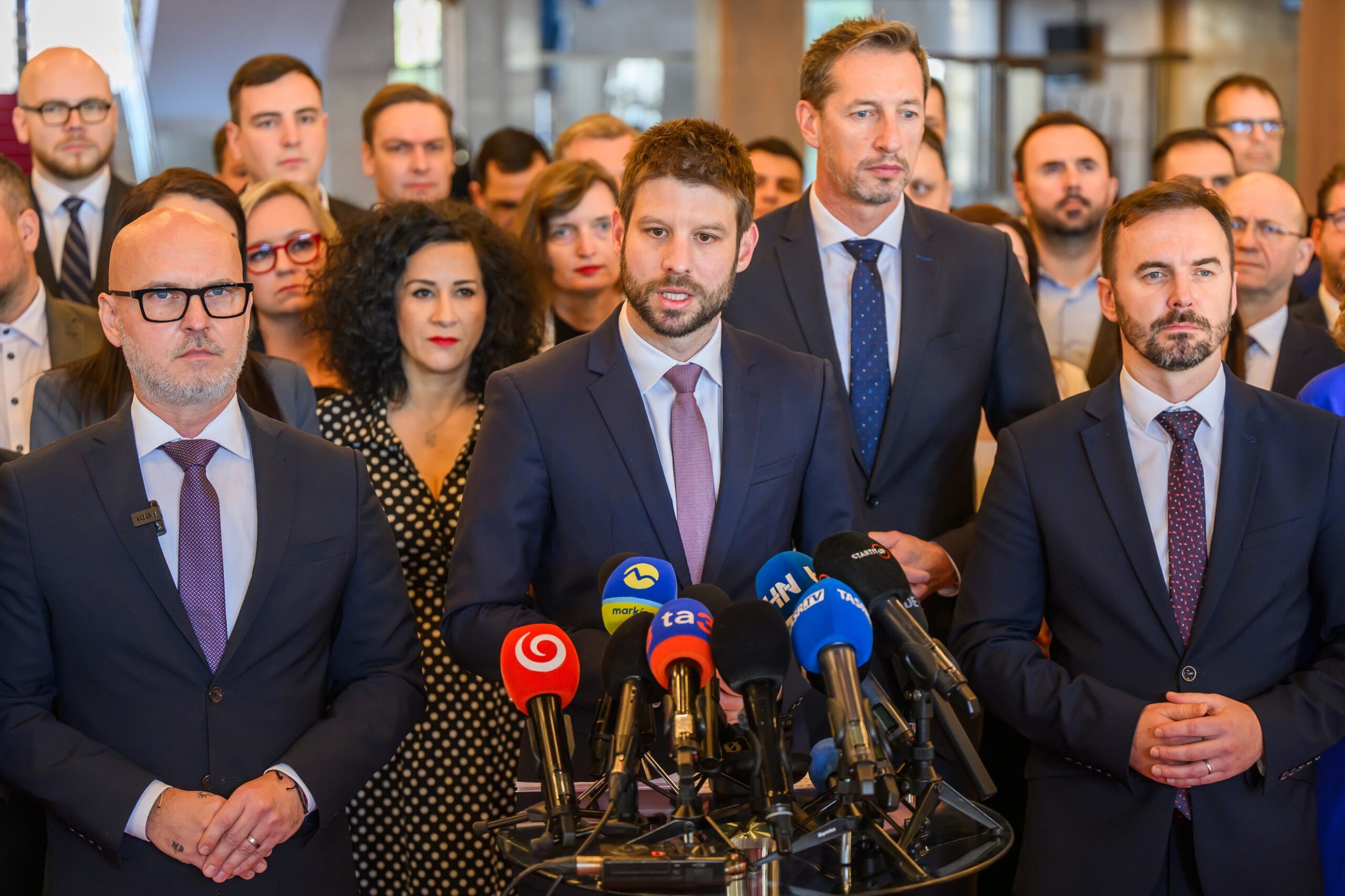 Opozícia chce vysloviť nedôveru vláde, začína zbierať podpisy. Fico sa na odvolávaní zúčastní