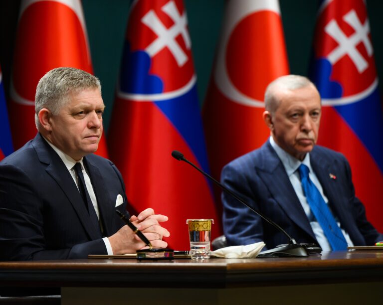 Fico vyzýva Turecko, aby zohralo kľúčovú rolu pri mierových rokovaniach o Ukrajine