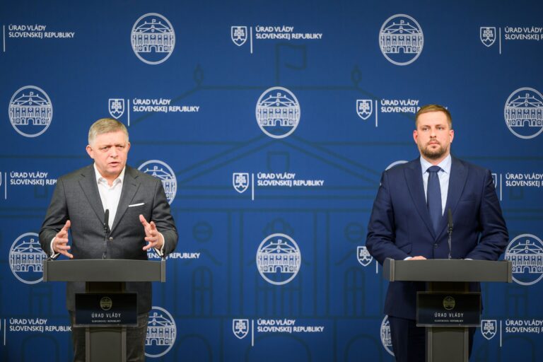 Predseda vlády SR Robert Fico (Smer-SD) a minister zdravotníctva SR Kamil Šaško (Hlas-SD) počas tlačovej konferencie k masívnemu kybernetickému útoku na Všeobecnú zdravotnú poisťovňu (VšZP) v Bratislave 24. januára 2025. Foto: Jaroslav Novák/TASR