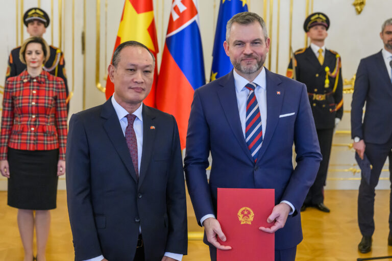 Pellegrini prijal poverovacie listiny od veľvyslancov Kazachstanu a Vietnamu
