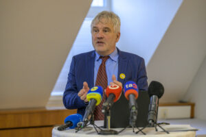 Maškaráda a realita. Prečo sa politici radšej venujú zástupným témam