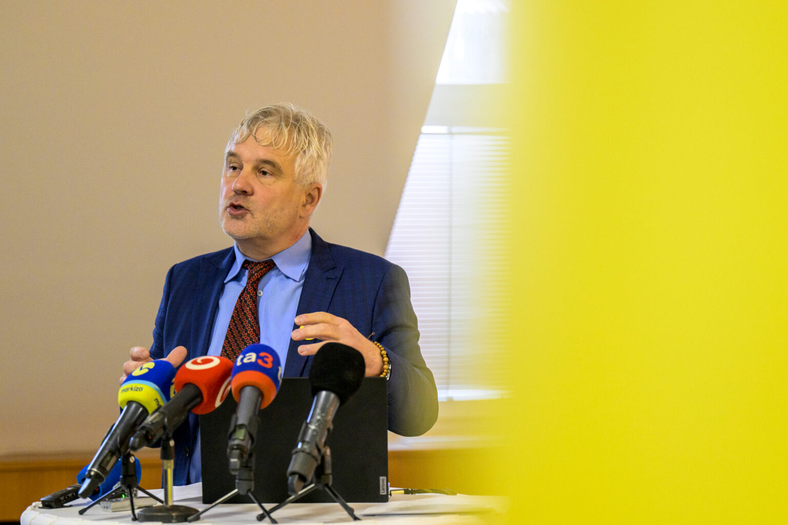 Komisár pre deti Jozef Mikloško počas tlačovej konferencie Úradu komisára pre deti o zisteniach rozsiahleho monitoringu v obciach s marginalizovanými rómskymi komunitami v Prešovskom aj Košickom kraji. Foto: Veronika Mihaliková/TASR