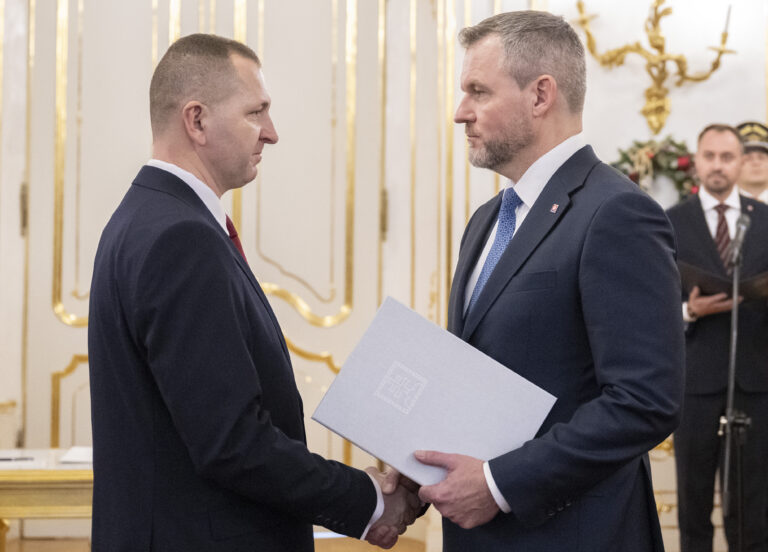 Na snímke vpravo prezident SR Peter Pellegrini vymenoval vymenoval sudcov všeobecných súdov a vľavo menovací list prevzal Marek Dorič. Foto: Martin Baumann/TASR