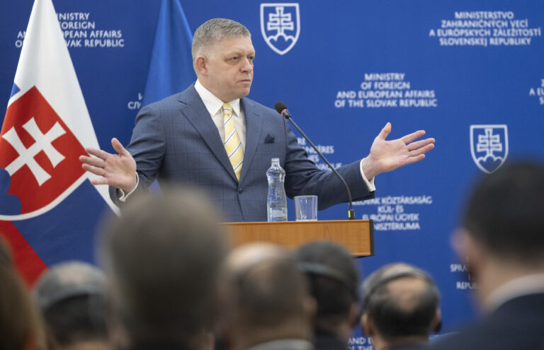 Smer bije na poplach: Bez veta budeme len štatistami v nemecko-francúzskej únii 