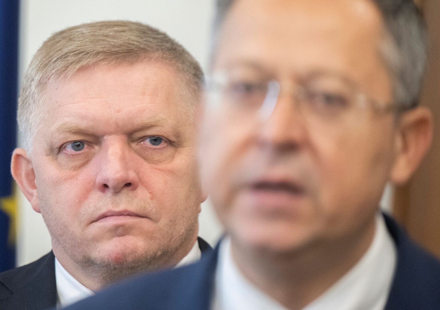 Robert Fico (v pozadí) a Ladislav Kamenický. Foto: Martin Baumann/TASR