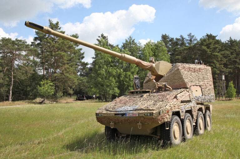 Nemecký minister obrany odovzdal Ukrajine prvé samohybné húfnice