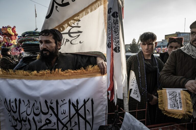 Taliban ponúka amnestiu navrátilcom, USA a Pakistan zatvárajú hranice