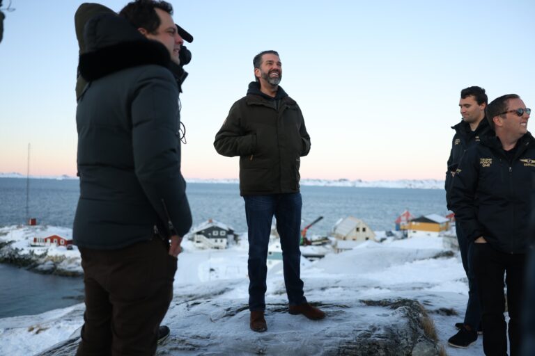 Donald Trump mladší (uprostred) počas návštevy grónskeho hlavného mesta Nuuk v utorok 7. januára 2025. Foto: TASR/AP