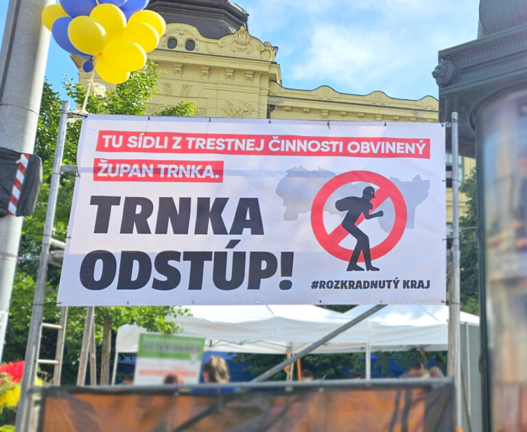 Banner aktivistov upútal pozornosť verejnosti aj pracovníkov KSK. Foto: Boris Macko