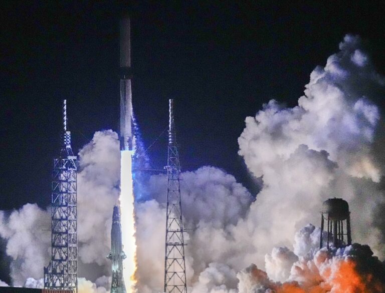 Bezos vítal ženskú posádku po pristátí kapsuly New Shepard