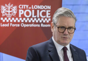 Britské zločiny pakistanských násilníckých gangov a rola premiéra Starmera