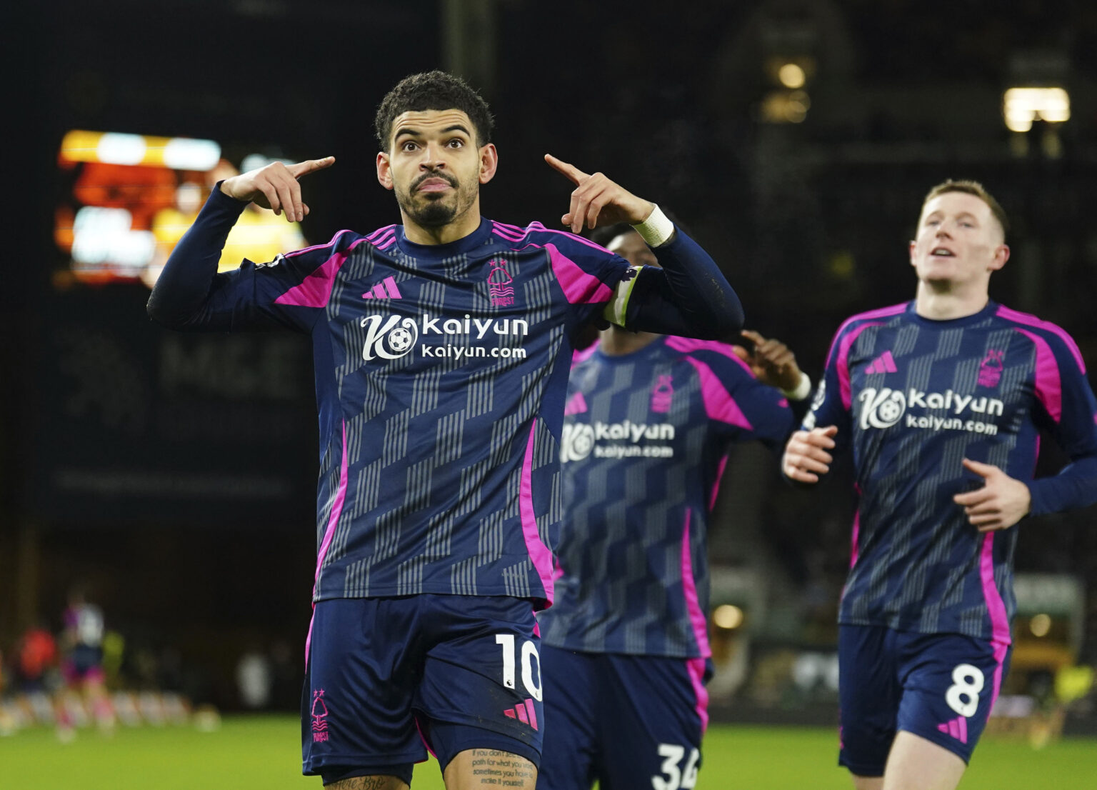 Morgan Gibbs-White (vľavo) z Nottinghamu Forrest. Foto: TASR/AP
