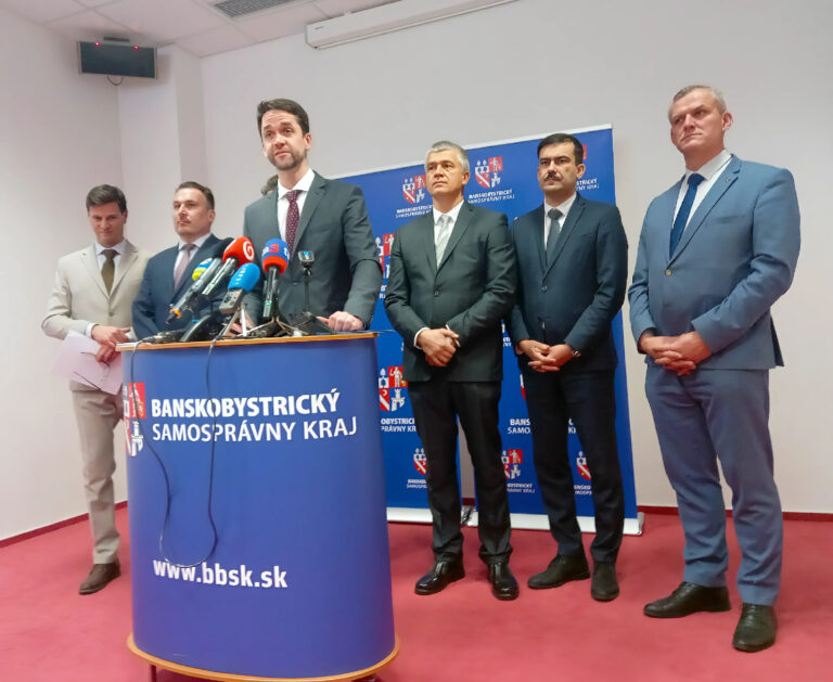 Ondrej Lunter a poslanci BBSK apelujú na príslušné ministerstvá, aby konali zákonne a transparentne a prerokovania zopakovali aj za účasti obcí a verejnosti. Foto: Mário Kaprálik