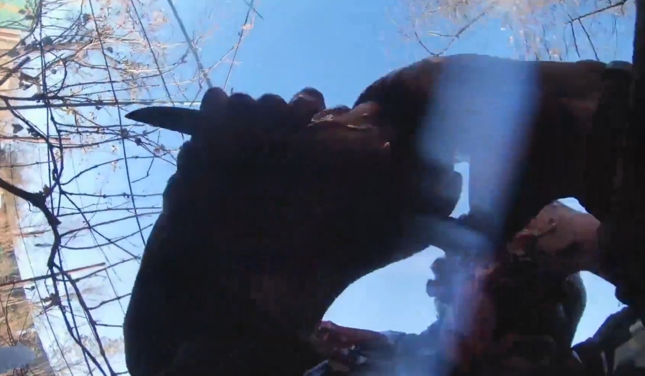 „Nechaj ma v pokoji zomrieť.“ Video z Ukrajiny ukázalo brutálny boj dvoch vojakov o holý život