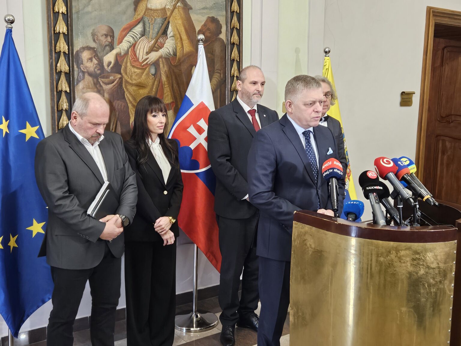 Premiér Robert Fico si tému nájomných bytov prisvojil. Foto: Boris Macko