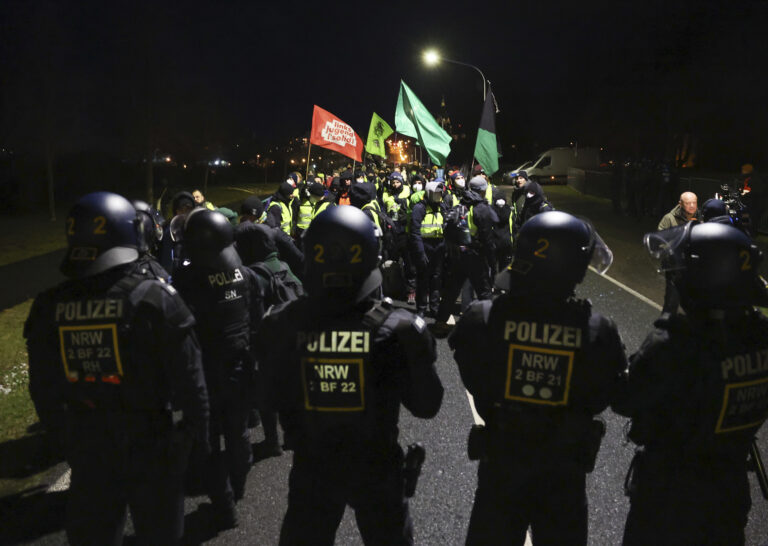 Zjazd AfD sprevádzali rozsiahle demonštrácie. Foto: Jan Woitas/dpa
