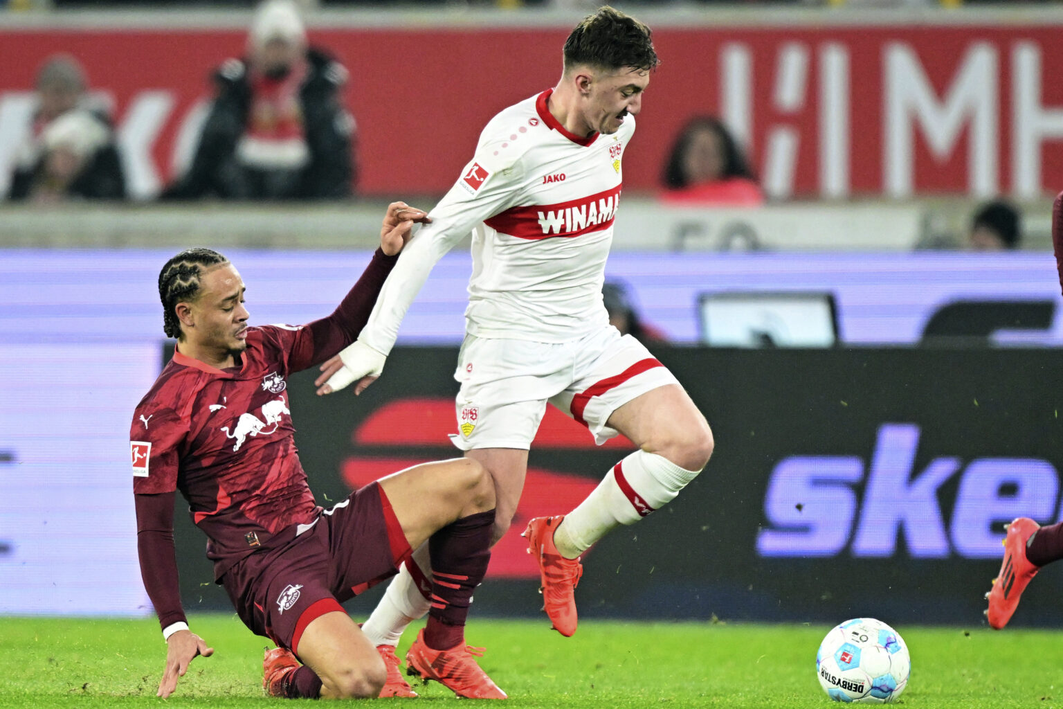 Na snímke Angelo Stiller (vpravo) zo Stuttgartu a Xavi Simons z Lipska počas zápasu 17. kola nemeckej Bundesligy. Foto: TASR/AP