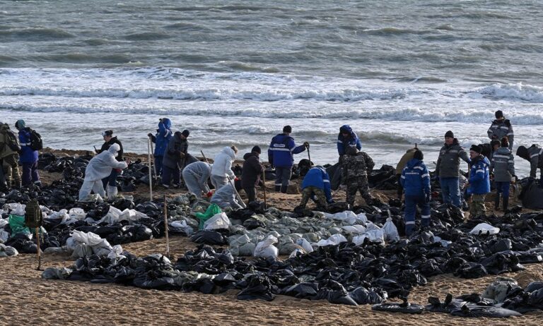 Z Čierneho mora sa stáva ekologická zóna smrti, úrady mlčia o príčinách