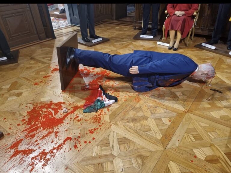 Propalestínsky aktivista v Mexiku zničil voskovú sochu izraelského premiéra Netanjahua