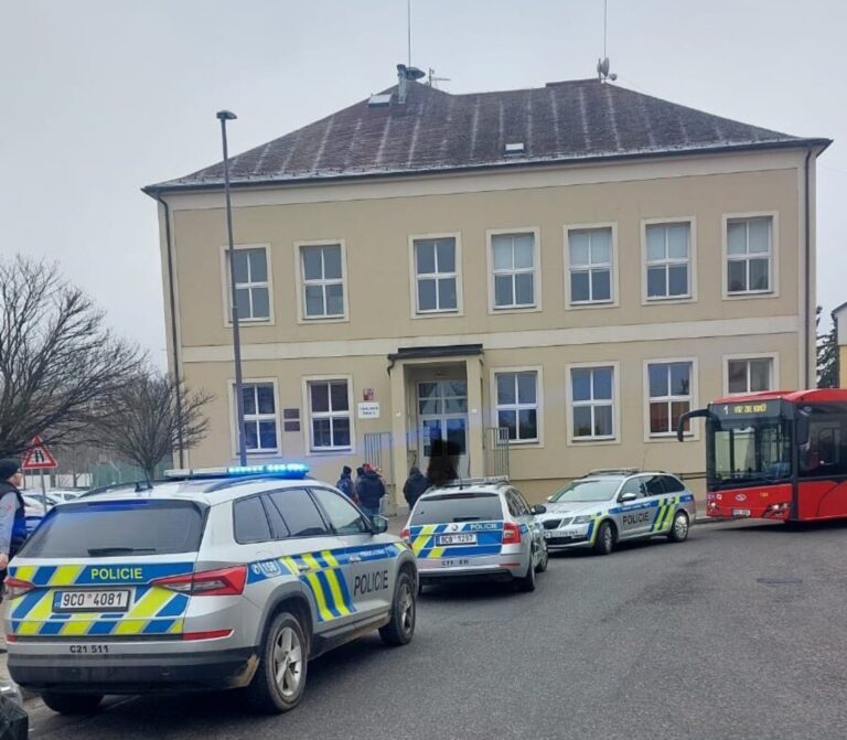 V južných Čechách žiak namieril zbraň na učiteľku