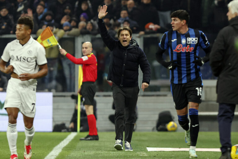 Tréner Neapola Antonio Conte reaguje počas futbalového zápasu talianskej Serie A Atalanta - Neapol na štadióne Gewiss v Bergame v sobotu 18. januára 2025. Foto: TASR/AP