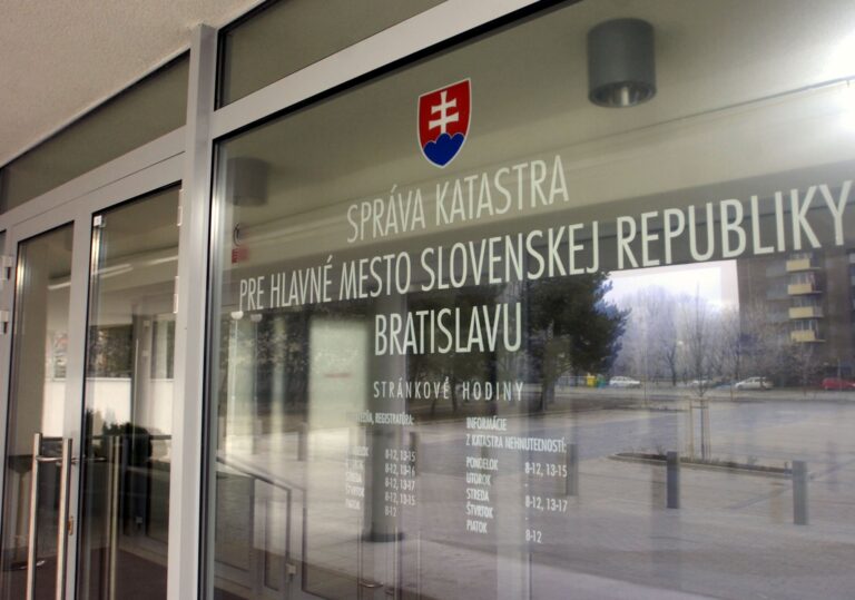Opozícia: Úrad geodézie ani Národný bezpečnostný úrad nevedia, kedy dáta katastra obnovia