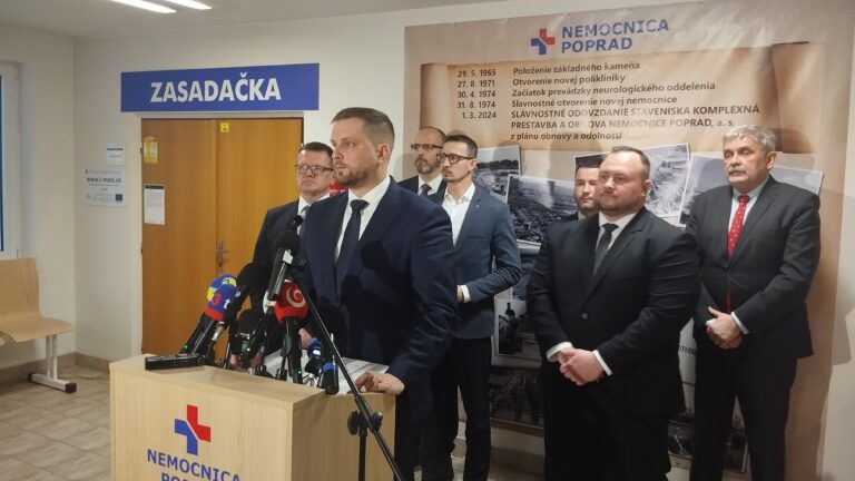 Minister Kamil Šaško po kontrolnom dni v popradskej nemocnici. Foto Rastislav Ovšonka