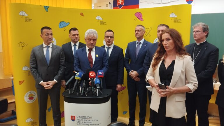 Komisár pre deti Jozef Mikloško riešil s ministrami vo Veľkej Lomnici problematiku detí z marginalizovaných rómskych komunít. Foto: Rastislav Ovšonka 