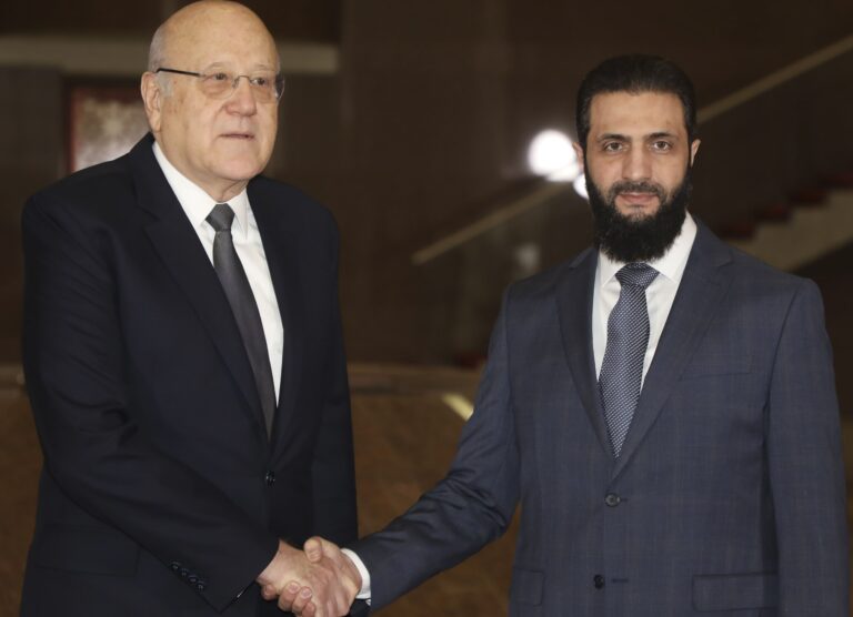 Libanonský premiér Nadžíb Míkátí (vľavo) a nový sýrsky líder Ahmad Šara. Foto: TASR/AP 