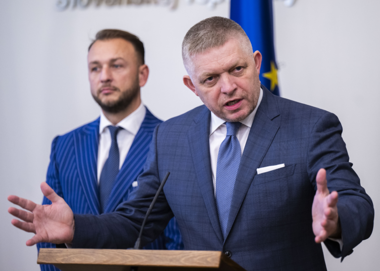 Matúš Šutaj Eštok (vľavo) a Robert Fico. Foto: Jakub Kotian/TASR