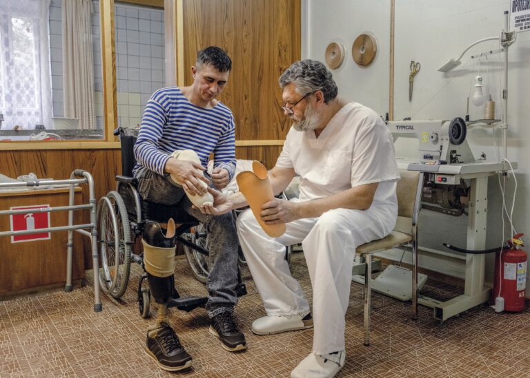 Alexandr, vľavo, ktorý prišiel o nohu pri výbuchu míny na Ukrajine, upravil protézu Jurij A. Pogorelov v sanatóriu Rus pri Moskve. Foto: Nanna Heitmann/New York Times