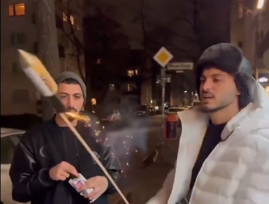 Arabský influencer v Berlíne odpálil pyrotechniku na obytný dom. Ten začal horieť