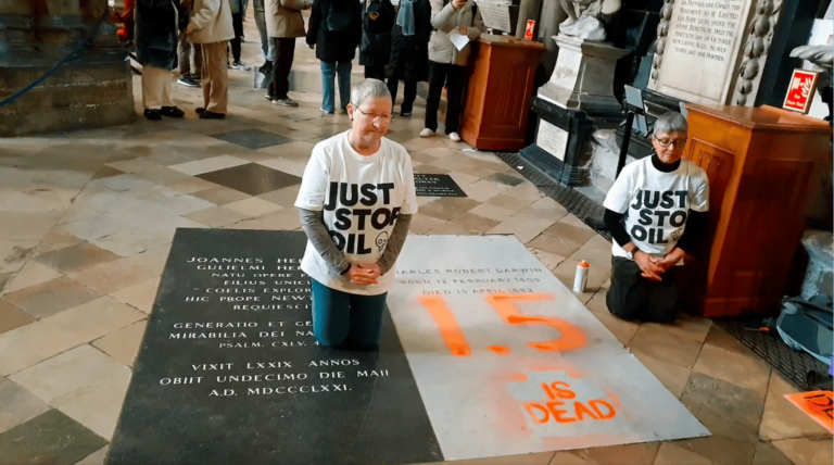 Dve aktivistky skupiny Just Stop Oil postriekali farbou hrob Charlesa Darwina