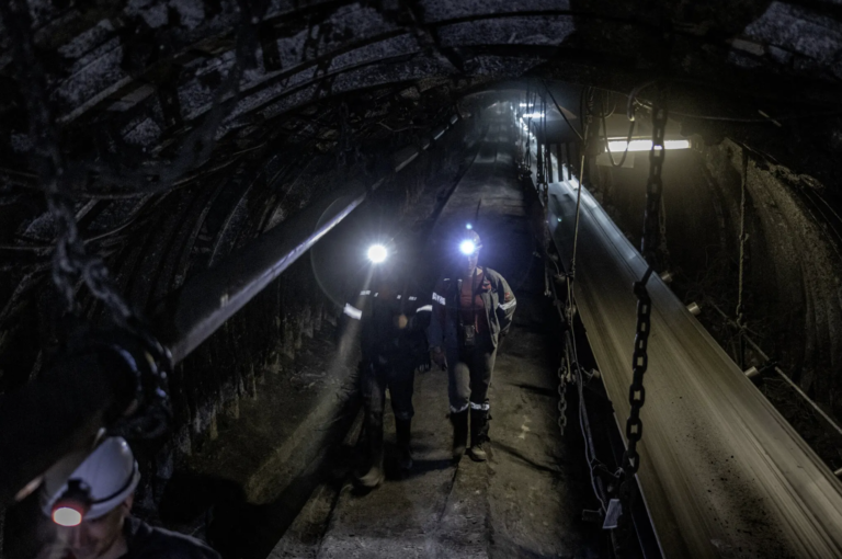 Baníci prechádzajú šachtou v uhoľnej bani juhovýchodne od bojujúceho mesta Pokrovsk, neďaleko ukrajinskej frontovej línie. Foto: Finbarr O’Reilly/New York Times
