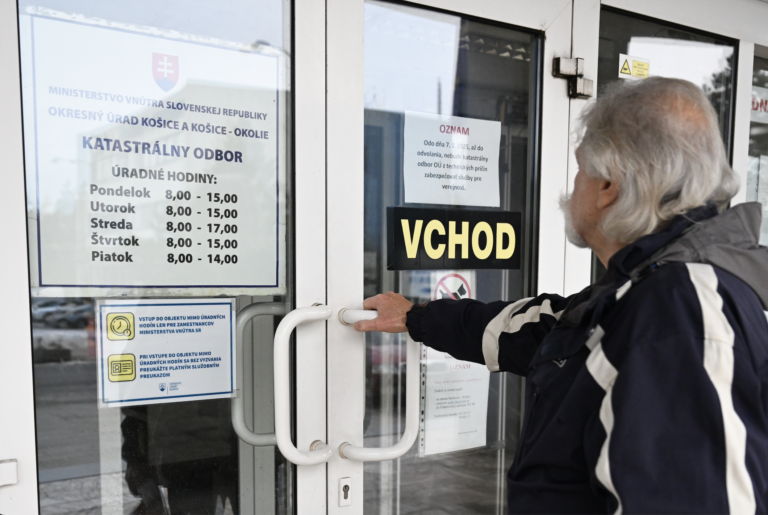Rezort vnútra: Ak katastre nedodržia lehotu, ľuďom vrátime poplatky