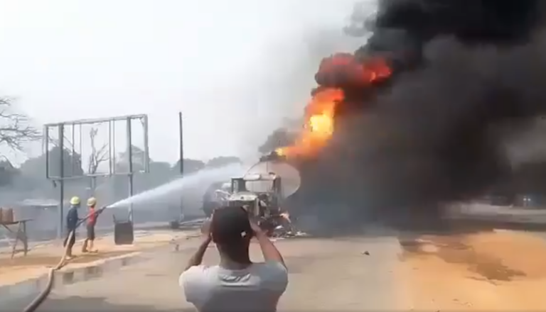 Najmenej 70 ľudí zahynulo pri výbuchu cisterny s benzínom v Nigérii